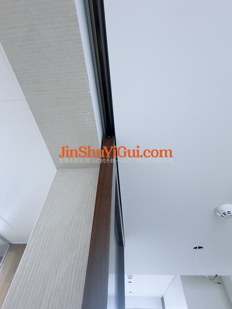 分享一套卫生间移门 隐藏式轨道 书报展架安装完工图1.jpg