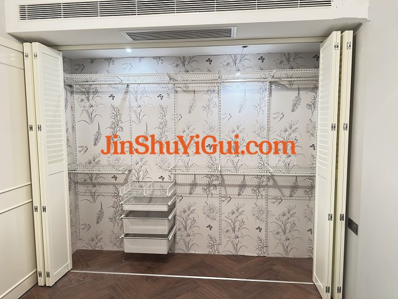 椴木百叶折叠柜门 上下轨道 隐形铰链 挡板 隐藏式拉杆安装完工图.jpg