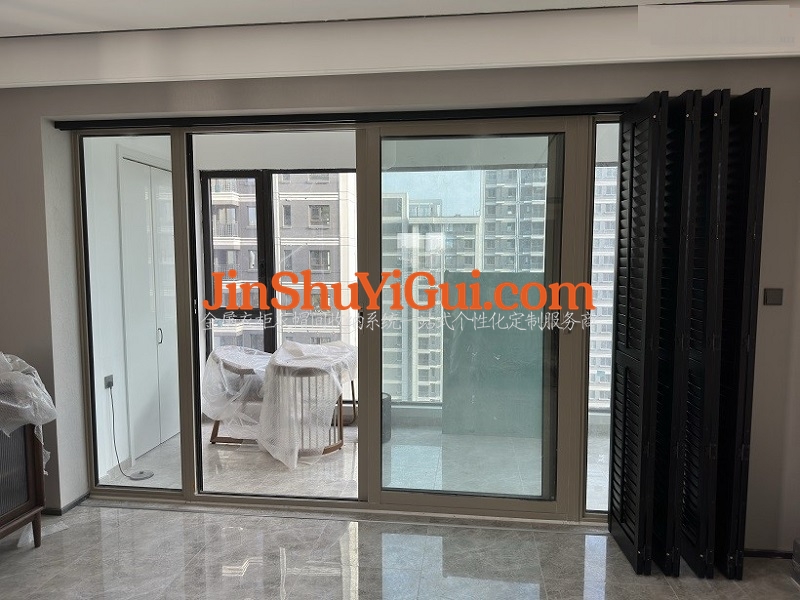 上下轨道 拉杆 黑色椴木百叶折叠门安装实拍图.jpg