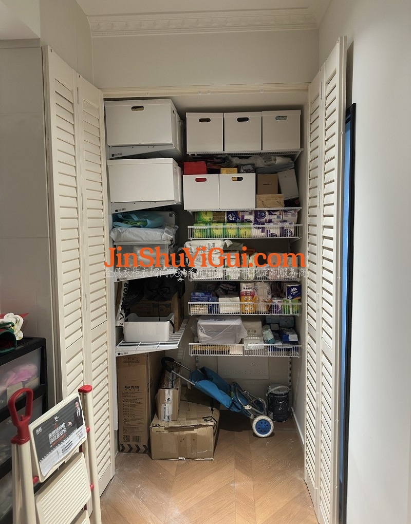 储藏间椴木百叶折叠门 隐形拉杆 无轨道设计安装完工图1.jpg