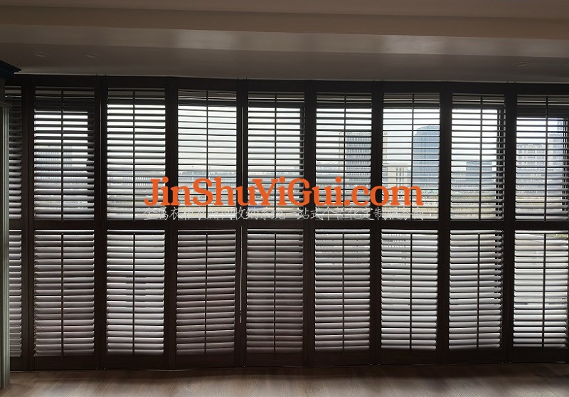 阳台凤凰木百叶折叠门 上下轨道安装完工图1.jpg