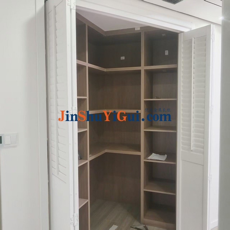 衣柜椴木百叶折叠门.jpg