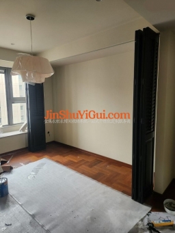 椴木黑色百叶折叠柜门+拉杆+挡板+吊轨无下轨道安装完工图