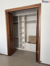 拉杆朝内+挡板+椴木百叶折叠门安装完工图