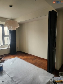 椴木黑色百叶折叠柜门+拉杆+挡板+吊轨无下轨道安装完工图
