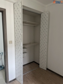 西安全屋定制板材定制的金属衣柜折叠柜门安装+翻车实拍图
