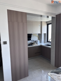 客户自己测量的尺寸，厨房门的高度测量成客厅柜子的高度